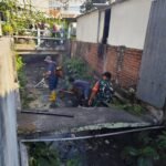 Babinsa Rampal Celaket Guyub Rukun Bersama Warga Kerja Bakti Bersihkan Saluran Air Wilayah Binaan