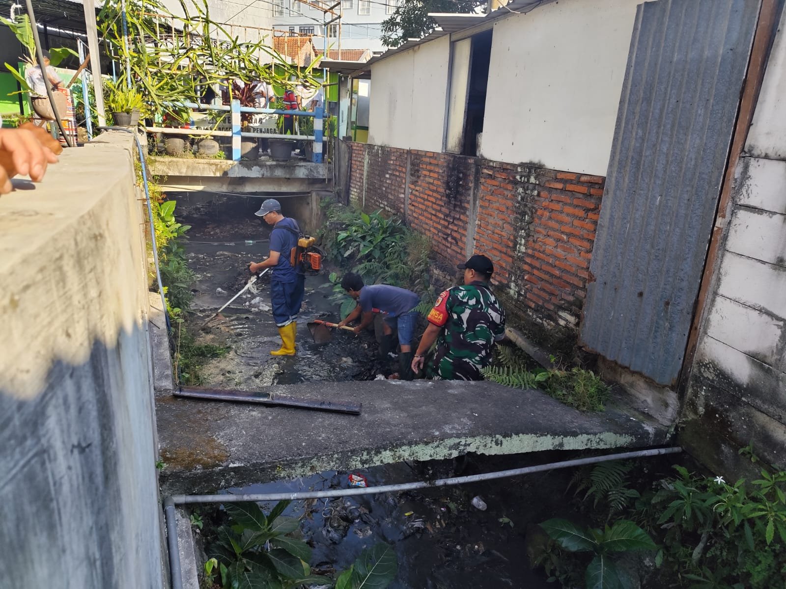 malang-post.com - Babinsa Rampal Celaket Guyub Rukun Bersama Warga Kerja Bakti Bersihkan Saluran Air Wilayah Binaan