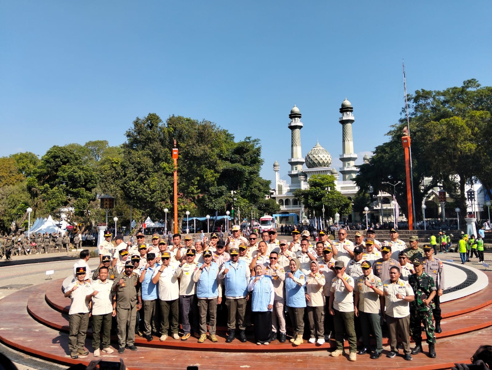 malang-post.com - Personel Kodim 0833 Sukseskan Gerakan Indonesia Asri Perkuat Sinergi Jaga Kebersihan Lingkungan