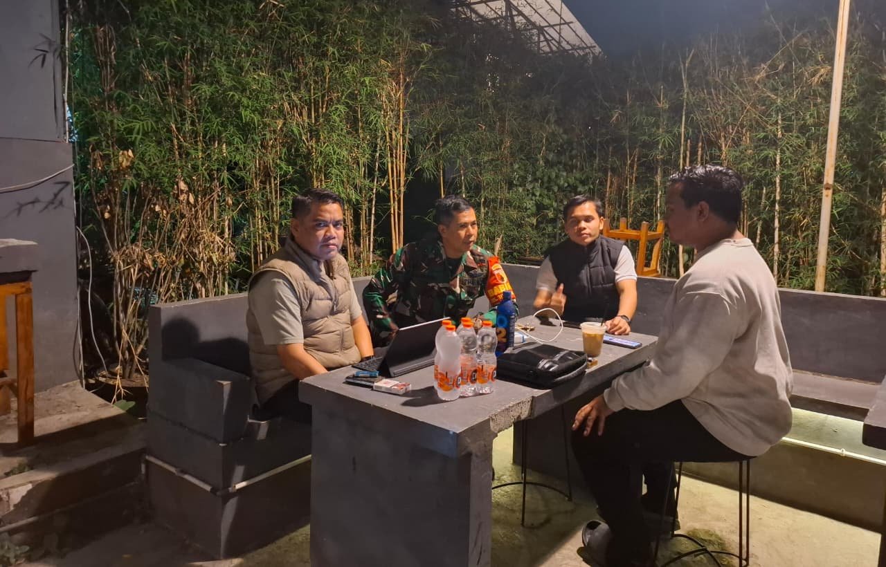 malang-post.com - Babinsa Bersama Bhabinkamtibmas Kedungkandang Pererat Silaturahmi, Wujudkan Sinergitas Keamanan