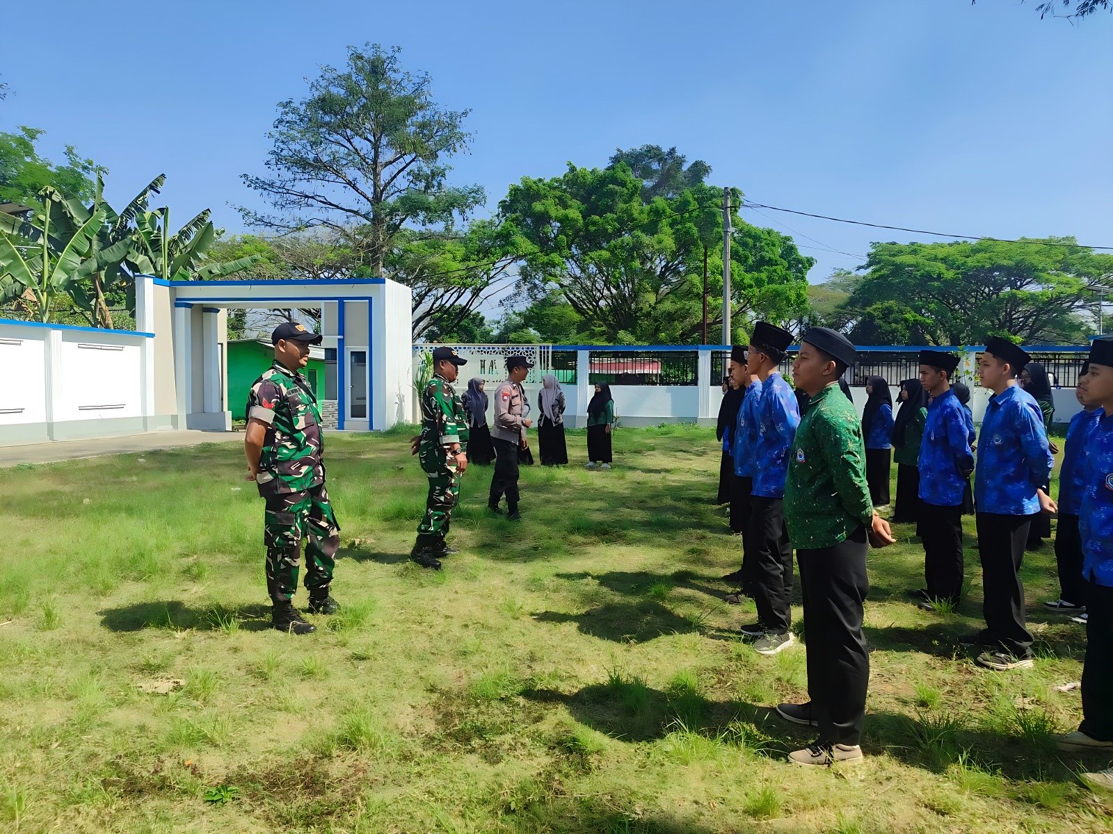 malang-post.com - Babinsa Sawojajar Tanamkan Wawasan Kebangsaan dan Disiplin PBB kepada Santri Pondok Pesantren Al Madinah