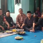Babinsa Karangbesuki Perkuat Silaturahmi Lewat Komsos Bersama Warga