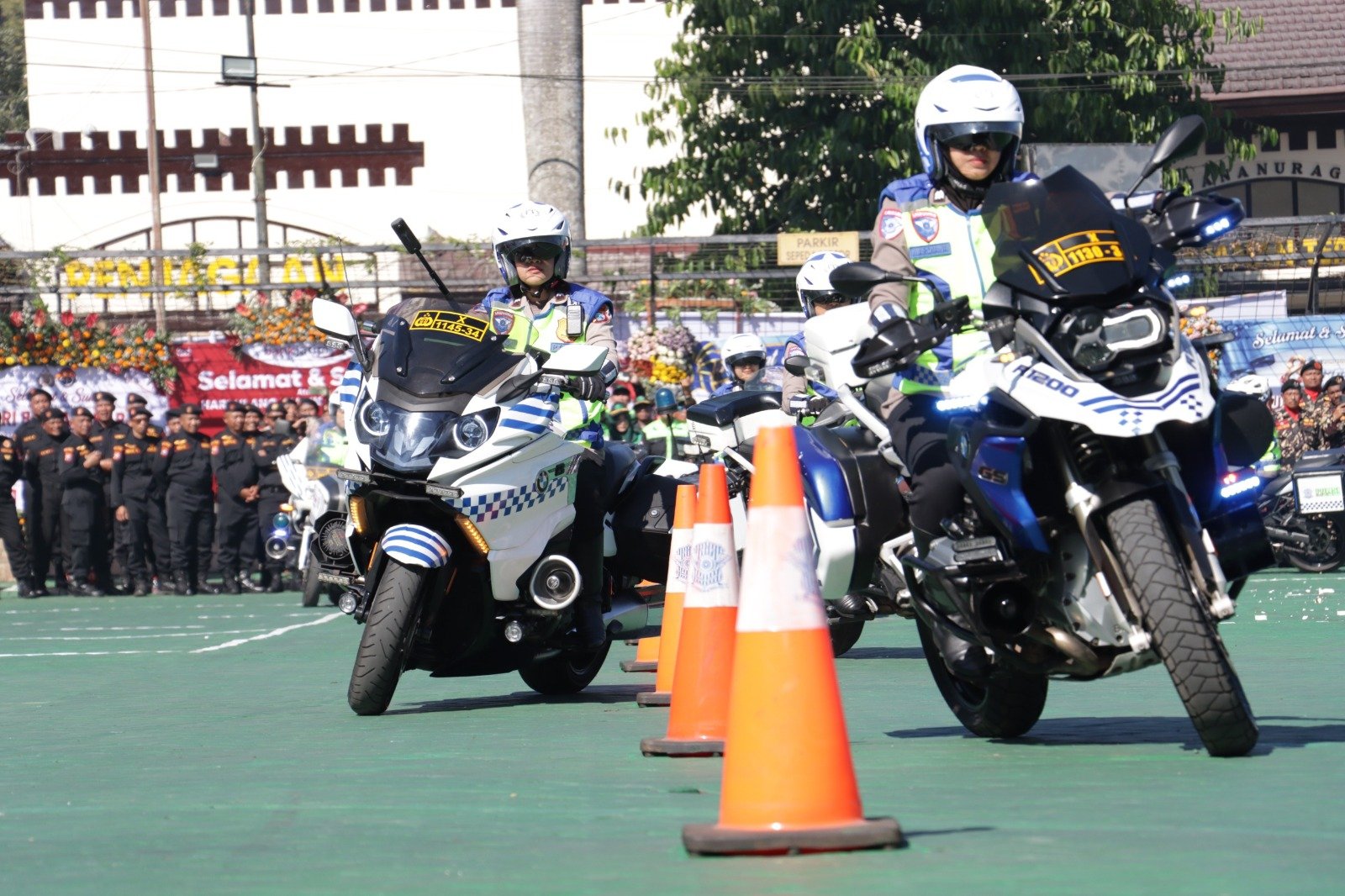 malang-post.com - Polwan Satlantas Pukau Warga Lewat Simulasi Safety Riding, Satkamling Terbaik Juga Diganjar Penghargaan