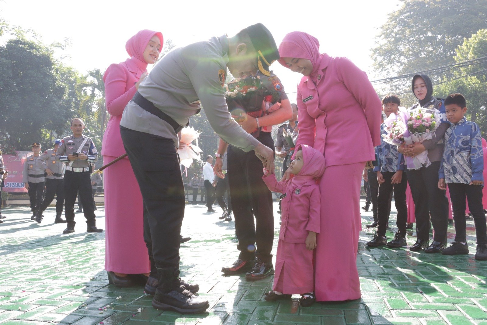 malang-post.com - Intip Momen Kapolres Malang AKBP Taat Resdi Pimpin Tradisi Siraman Air Bunga 74 Personel