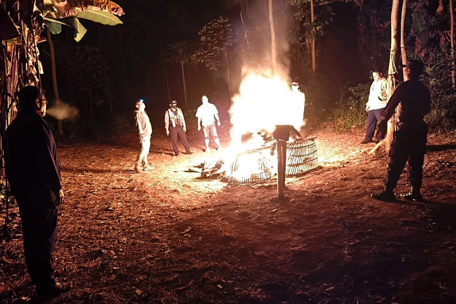 malang-post.com - Gedangan Hingga Singosari Disisir, Polres Malang Bakar Dua Arena Judi Sabung Ayam