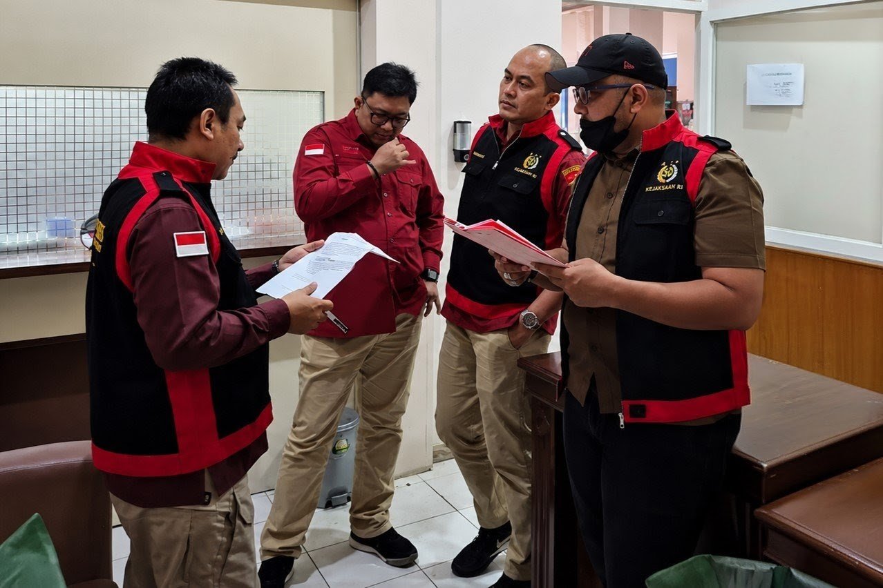 malang-post.com - Dugaan Korupsi Ambulans Rp8,4 Miliar Bergulir, Jaksa Sita 50 Bendel Dokumen Penting dari Dinkes Malang