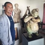 Kritik Kebijakan Lewat Seni, Seniman Batu Pajang Patung Semar Pikul Merah Putih di Galeri Raos