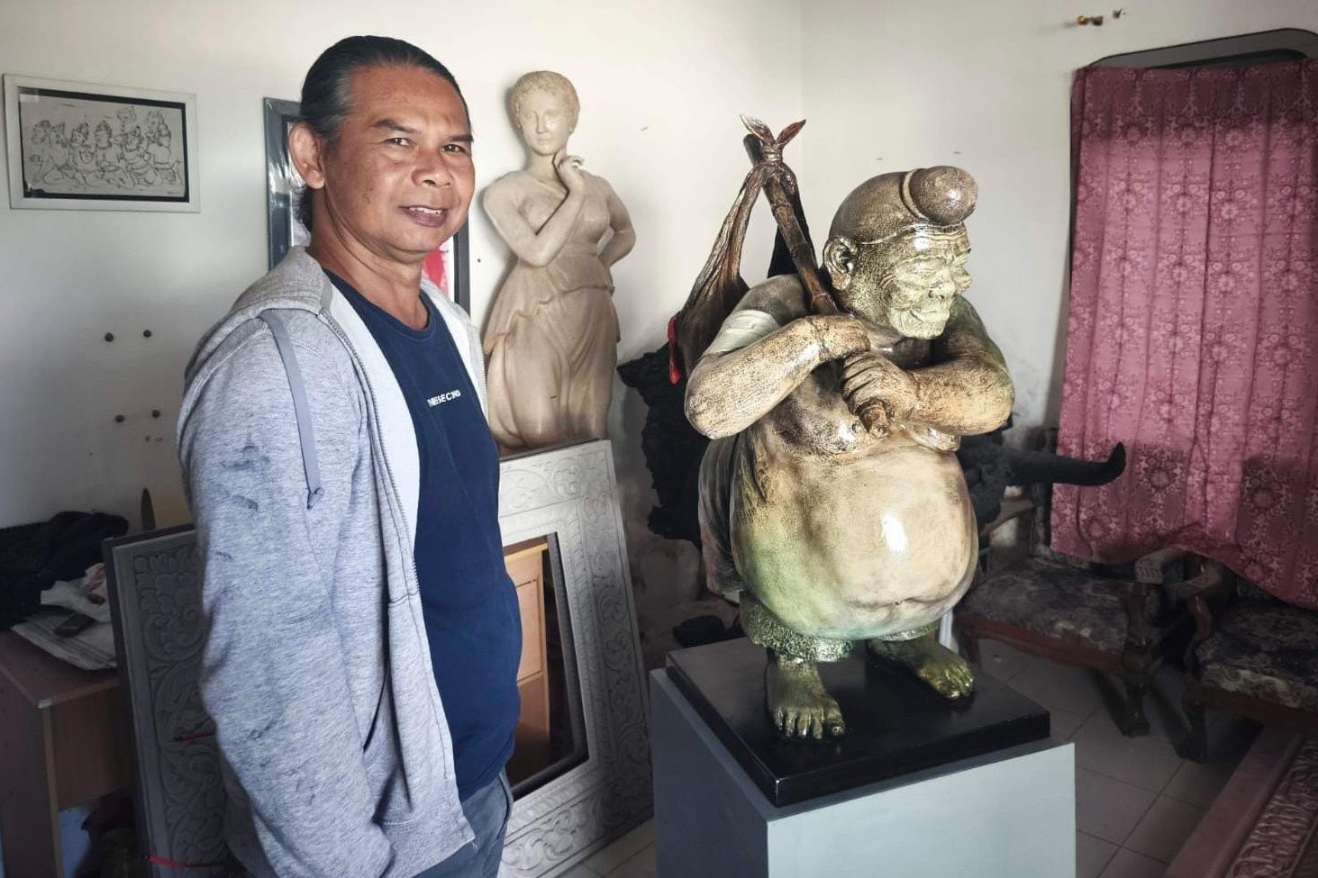 malang-post.com - Kritik Kebijakan Lewat Seni, Seniman Batu Pajang Patung Semar Pikul Merah Putih di Galeri Raos