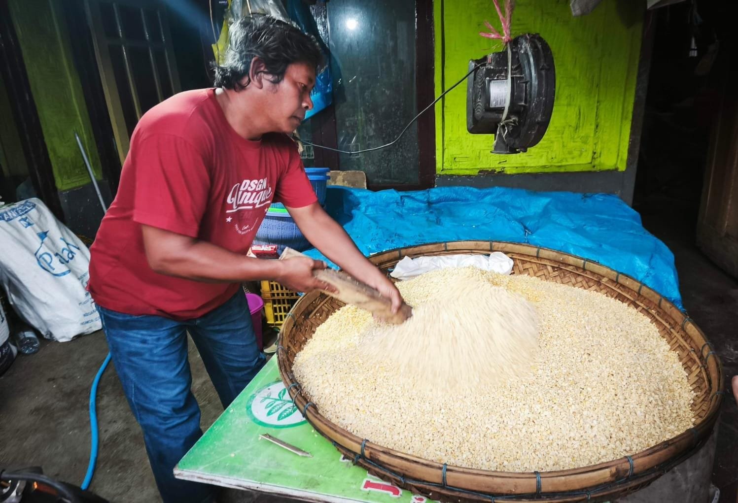 malang-post.com - Kedelai Impor Tembus Rp12 Ribu per Kg, Perajin Tempe Desa Beji Batu Terpaksa Naikkan Harga