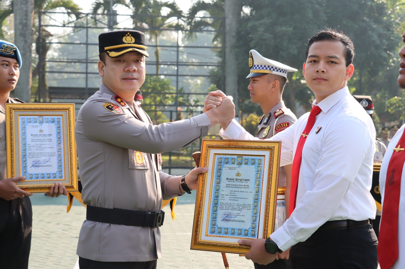 malang-post.com - Kapolres Malang Berikan 253 Penghargaan kepada Personel Berprestasi dan Masyarakat Pendukung Kamtibmas