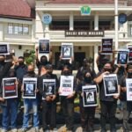 Tolak Frasa Londo Ireng, Ratusan Wartawan di Malang Gelar Aksi Bisu dan Jalan Mundur di Bundaran Tug...
