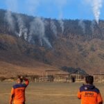 Kawasan Wisata Bromo Ditutup Sebagian: Pemadaman Api di Hutan Bantengan Dengan Cara Gepyok