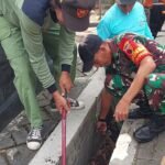 Babinsa Koramil Blimbing Bersama Linmas dan Warga Gelar Kerja Bakti Bersihkan Lingkungan