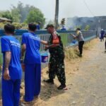 Babinsa Buring Bersama Bhabinkamtibmas dan Warga Gelar Karya Bakti di Makam Muslim Gedangan