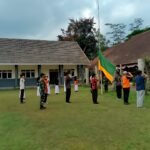 Babinsa Latih Upacara Bendera Santri Ponpes Darul Ulum Agung Jelang HUT ke-81 RI
