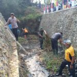 Peduli Lingkungan Babinsa Merjosari bersama Warga Kerja Bakti Kali Metro