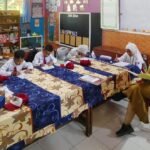 Terkendala Sinyal di Lereng Pegunungan: Guru SDN 3 Sidoluhur Lawang Racik Bahan Ajar Cetak Mandiri