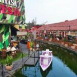 Nyore Makin Seru, Jajan dan Naik Perahu di Pasar Apung Museum Angkut