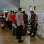 Babinsa Pandanwangi Kawal Bantuan Beras Warga