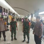 Babinsa Kidul Dalem Hadir di Stasiun Kota Baru, Jaga Keamanan Sekaligus Layani Masyarakat