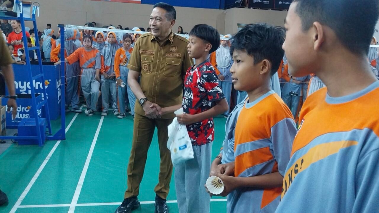 HADIAH: Wali Kota Wahyu menyerahkan hadiah bagi yang berhasil menangkap suttlecock saat pembukaan. (Foto: Eka Nurcahyo/Malang Post)