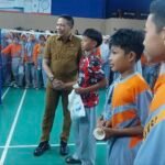 HADIAH: Wali Kota Wahyu menyerahkan hadiah bagi yang berhasil menangkap suttlecock saat pembukaan. (Foto: Eka Nurcahyo/Malang Post)