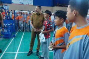 HADIAH: Wali Kota Wahyu menyerahkan hadiah bagi yang berhasil menangkap suttlecock saat pembukaan. (Foto: Eka Nurcahyo/Malang Post)