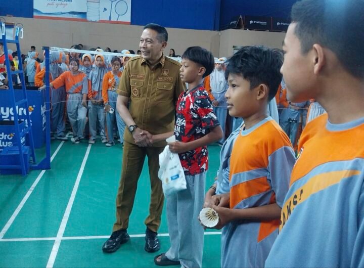 HADIAH: Wali Kota Wahyu menyerahkan hadiah bagi yang berhasil menangkap suttlecock saat pembukaan. (Foto: Eka Nurcahyo/Malang Post)