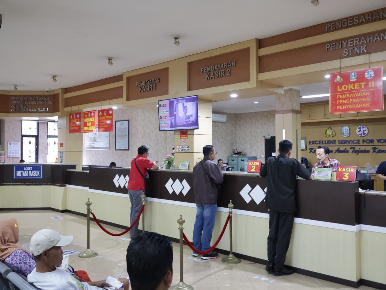 malang-post.com - Urus STNK Lima Tahunan Cukup 15 Menit, AKP Chelvin Beberkan Kemudahan Layanan Quick Service di Samsat Talangagung