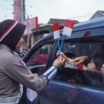 Semarak HUT Ke-81 Kemerdekaan RI: Satlantas Polres Malang Bagikan Bendera Mini di Jalur Utama