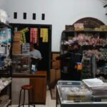 Maling Apes di Desa Kidal Tumpang: Kepergok Buka Laci Toko Plastik, Kabur Tinggalkan Sandal Slop