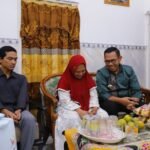 Wujud Kepedulian Pekerja Rentan, Wali Kota Nurochman Serahkan Santunan BPJS Rp74 Juta Kepada Istri A...