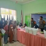 Pastikan Tepat Sasaran Babinsa Tunggulwulung Dampingi Penyaluran Beras Bulog