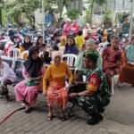 Penuh Senyum, Babinsa Wonokoyo Dampingi 479 KPM Terima Bantuan Pangan