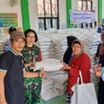 Babinsa Kotalama Dampingi Pembagian Bantuan Pangan, Pastikan Berjalan Tertib