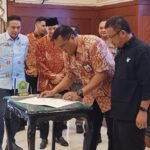 Kucurkan APBD Rp 7,08 Miliar: Wali Kota Wahyu Hidayat Serahkan Dana Banpol 9 Parpol Pemilik Kursi DP...