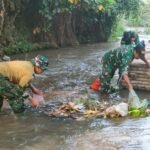 Sambut HUT ke-81 TNI, Koramil Klojen dan Warga Bersihkan Sungai Kauman