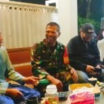 Patroli Dialogis Malam Babinsa Bakalankrajan Ajak Warga Jaga Lingkungan