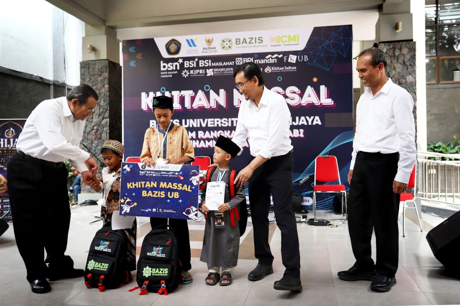 malang-post.com - BAZIS UB Gelar Khitan Massal untuk 65 Anak, Tebar Bahagia dan Kepedulian Sosial