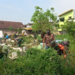 Kompak Bersihkan TPU, Koramil Blimbing dan Warga Semarakkan HUT TNI ke-81