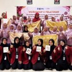 Mahasiswa PPG UMM Ubah Limbah Kulit Bawang Jadi Pewarna Alami Batik Jumputan