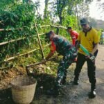 Babinsa Kedungkandang dan Warga Kompak Bersihkan Lingkungan Wujud Gotong Royong Jaga Kenyamanan