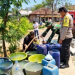 Babinsa Tumpakrejo Amankan Penyaluran Bantuan Air Bersih untuk Warga Dusun Krajan 1