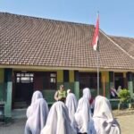 Bhabinkamtibmas Ngawonggo Jadi Pembina Upacara, Sosialisasikan Safety Riding hingga Anti-Bullying
