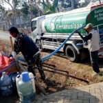 Krisis Air Bersih, Polsek Kalipare Kawal Penyaluran 5.000 Liter Air BPBD di Sumberpetung