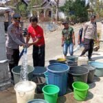 Atasi Bencana Kekeringan di Malang Selatan,  Polres Malang Kucurkan 4.000 Liter Air Bersih
