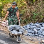 Satgas TMMD ke-130 Kodim 0818 Pecahkan Batu untuk Pembangunan DPT Desa Taji