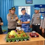 HUT TNI ke-81, Polsek Sumberpucung Antar Tumpeng ke Pos TNI AU dan Koramil