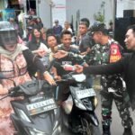 Jumat Berkah, Babinsa Bumiayu Bagikan Makanan Bersama Warga