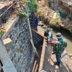 Angkut Material, Koramil Klojen Kebut Pondasi Jembatan Perintis Garuda